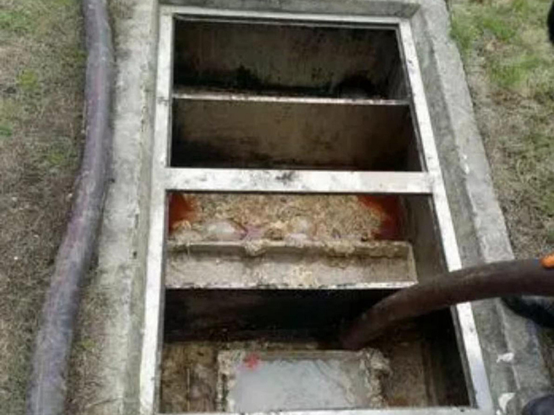 新政镇隔油池清理