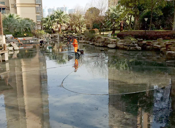 新政镇景观池淤泥清理