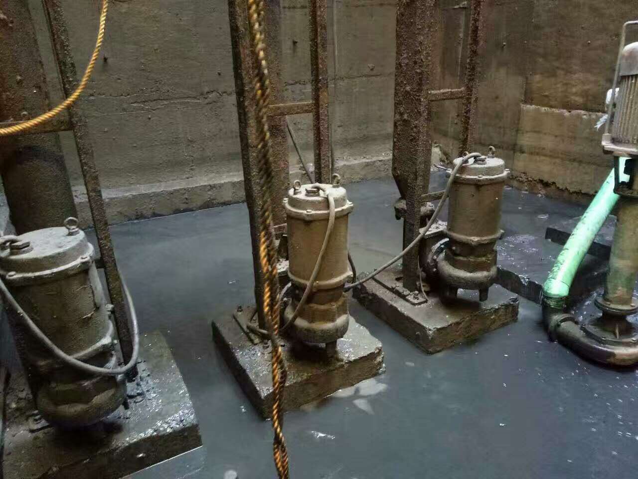 新政镇污水池清理