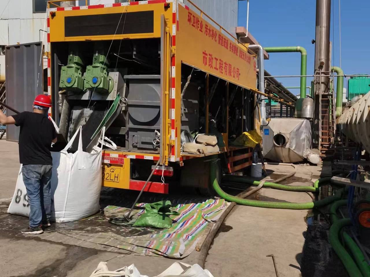 新政镇淤泥压干处理