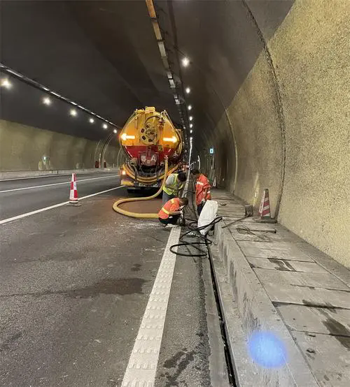 新政镇隧道排水渠清淤